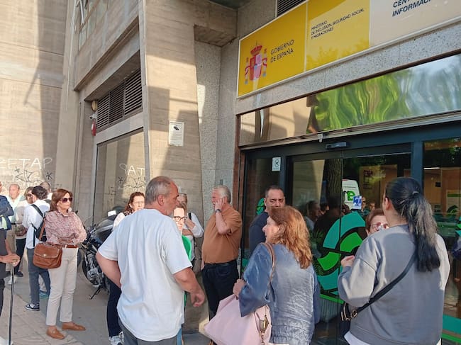 Ciudadanos inmigrantes han comenzado a regularizar su situación este lunes en las oficinas habilitadas.