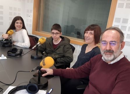 De derecha a izquierda, Enrique Ferres, profesor de Lengua y Literatura, Laura Torrijos, integradora de aula TEA, y los alumnos Sergio Guerrero y Lucía García.