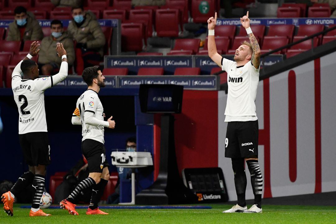 Racic, Gayà y Correia celebran un gol