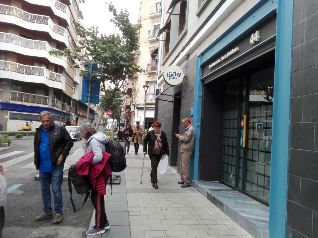 Una pareja de turistas coge un taxi tras salir de su apartamento en el centro de Alicante.