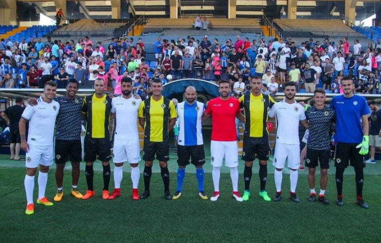 Los jugadores del Hércules posan con las nuevas equipaciones