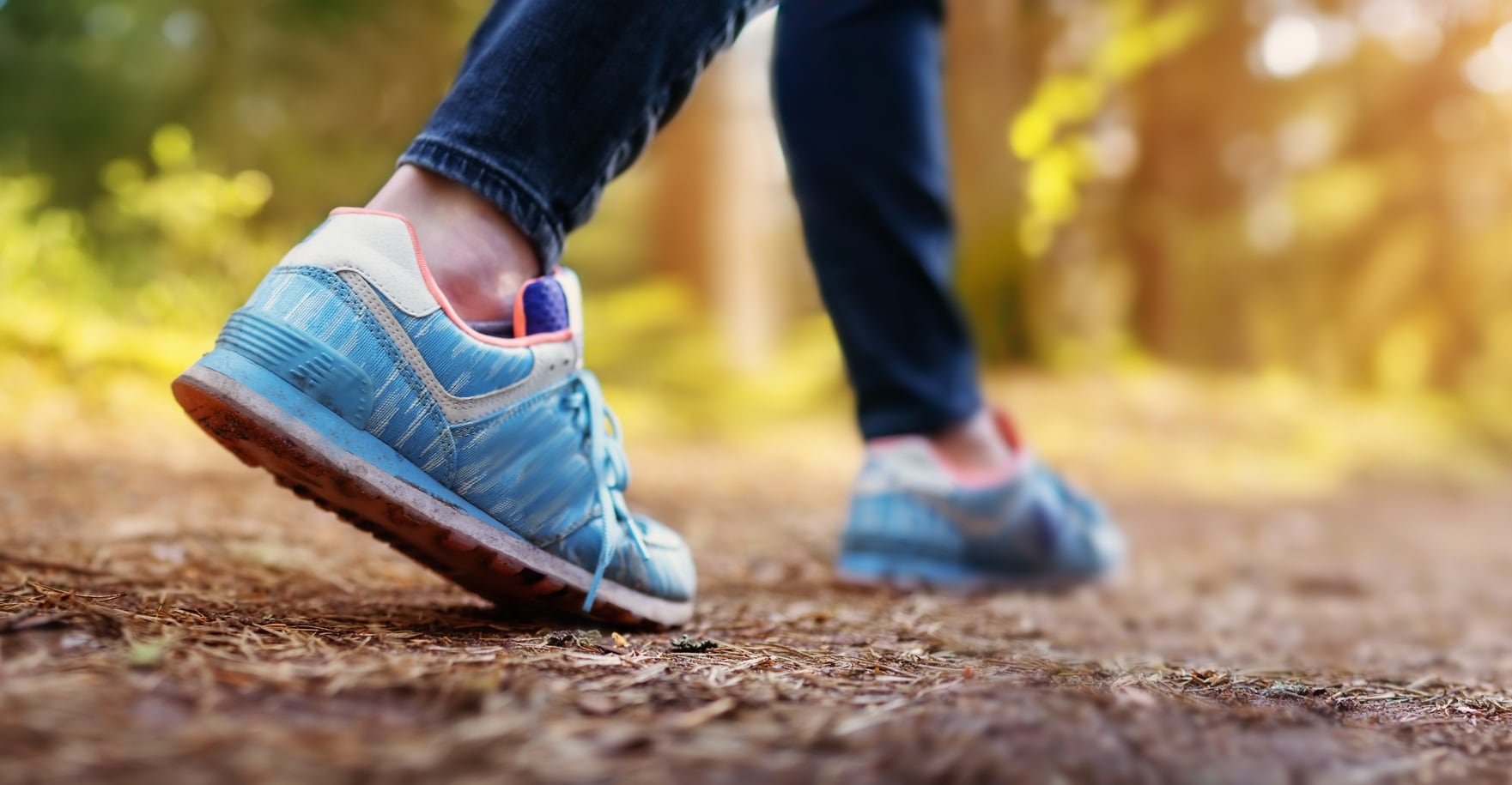 Los pies de una mujer de senderismo en la naturaleza