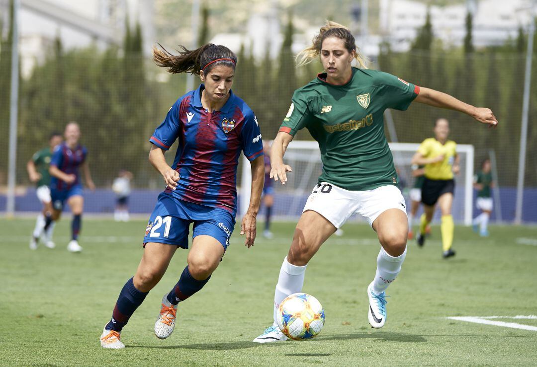 Alba Redondo y Oihane Valdezate pugnan por un balón.