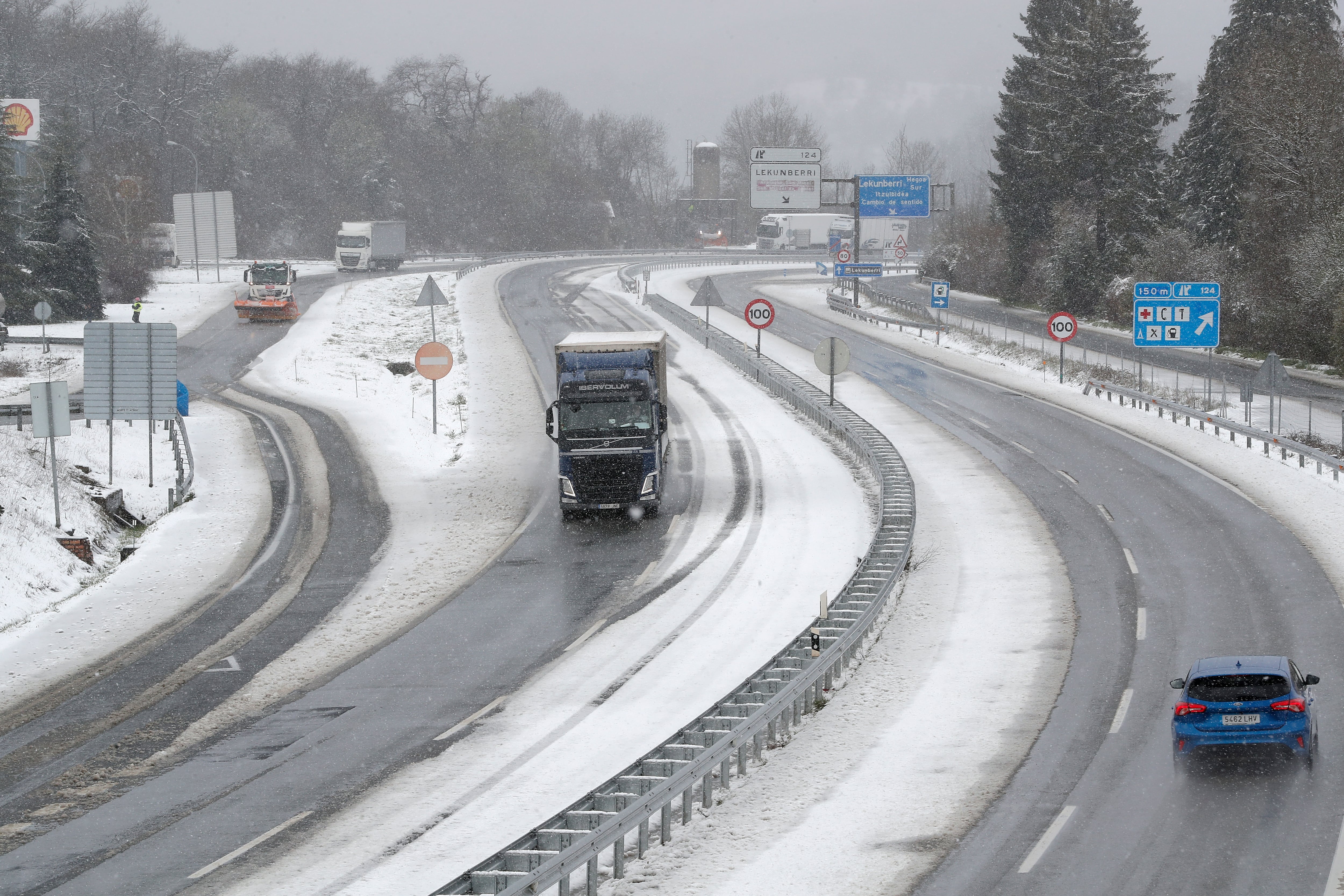 Imagen de la A15 bajo una intensa nevada este viernes en el que la Comunidad Foral