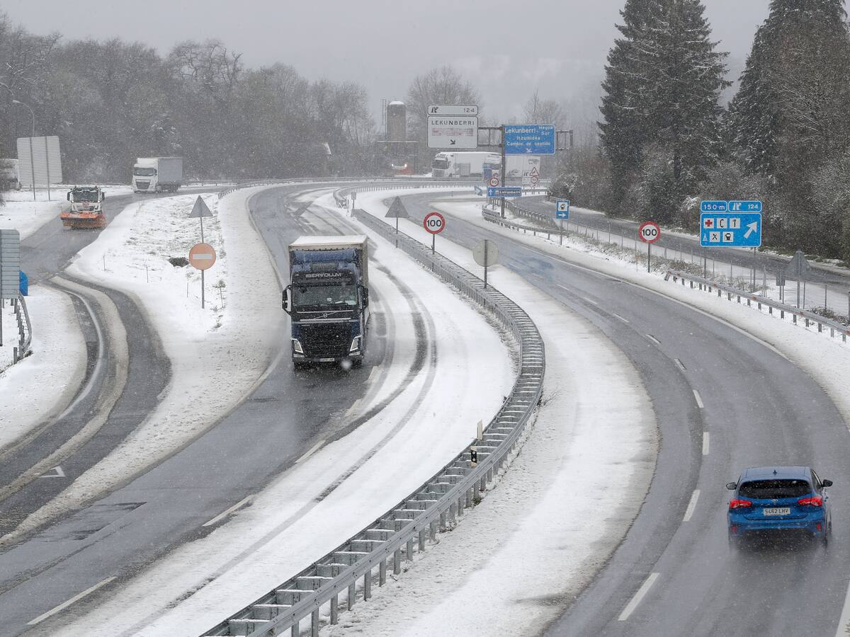 El Gobierno de Navarra mantiene el despliegue de hasta 65 equipos quitanieves