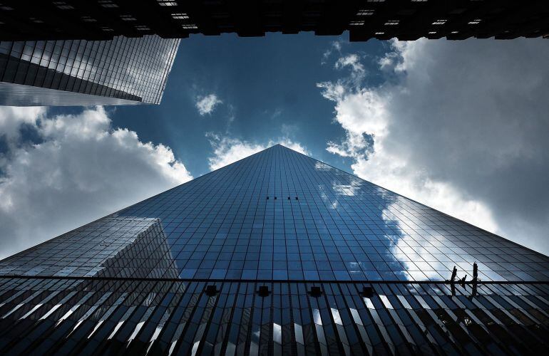 El edificio One World Trade Center visto de abajo. Es el rascacielos más alto de Nueva York.