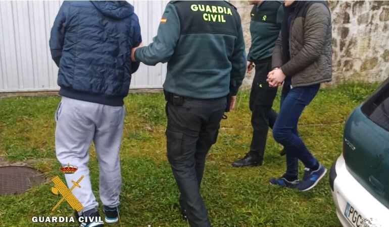 Momento de la detención de los presuntos autores de la oleada de robos.