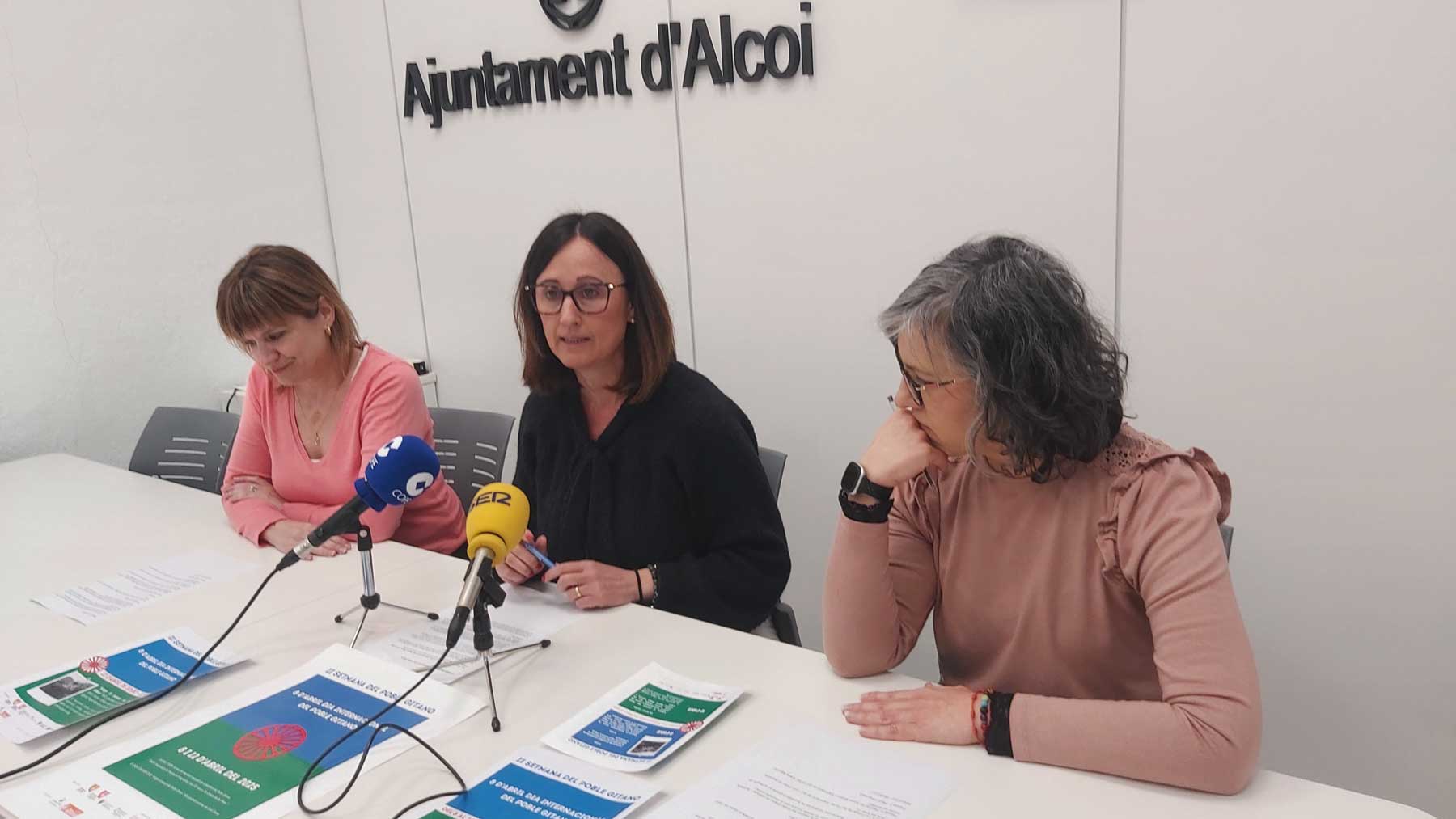 Aroa Mira, junto a dos técnicos de Políticas Inclusivas, durante la rueda de prensa de presentación de las actividades de la II Setmana del Poble Gitano