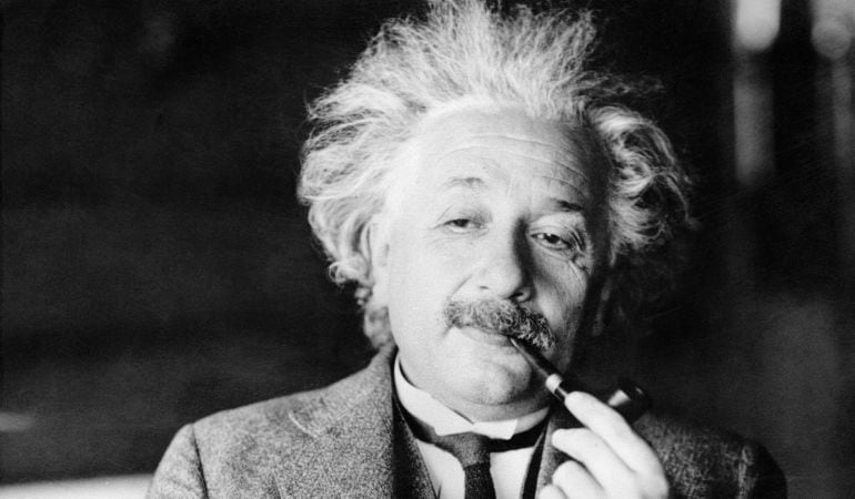 En 1915 Albert Einstein explicó cómo funciona la gravedad.