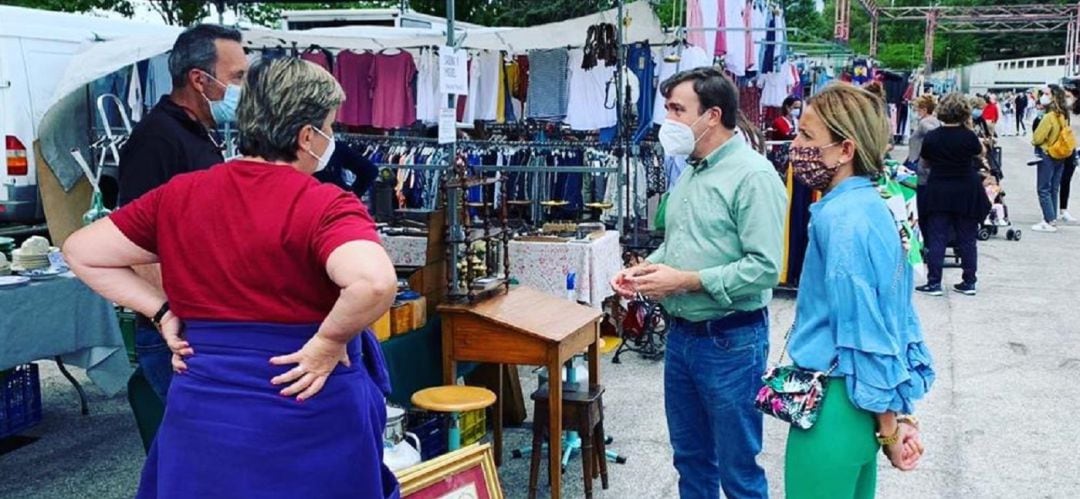 Visita del alcalde al mercadillo