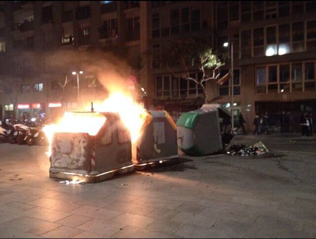 Dos contenidors cremen al carrer Francesc Cambó de Barcelona