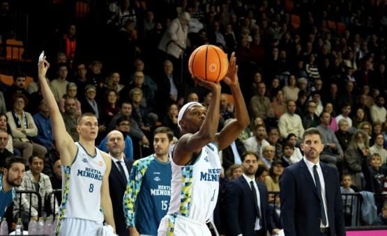 Schott i Molins, a la banqueta tot i que ja van jugar contra el Fuenlabrada, miren un llençament d'en Thad McFadden.