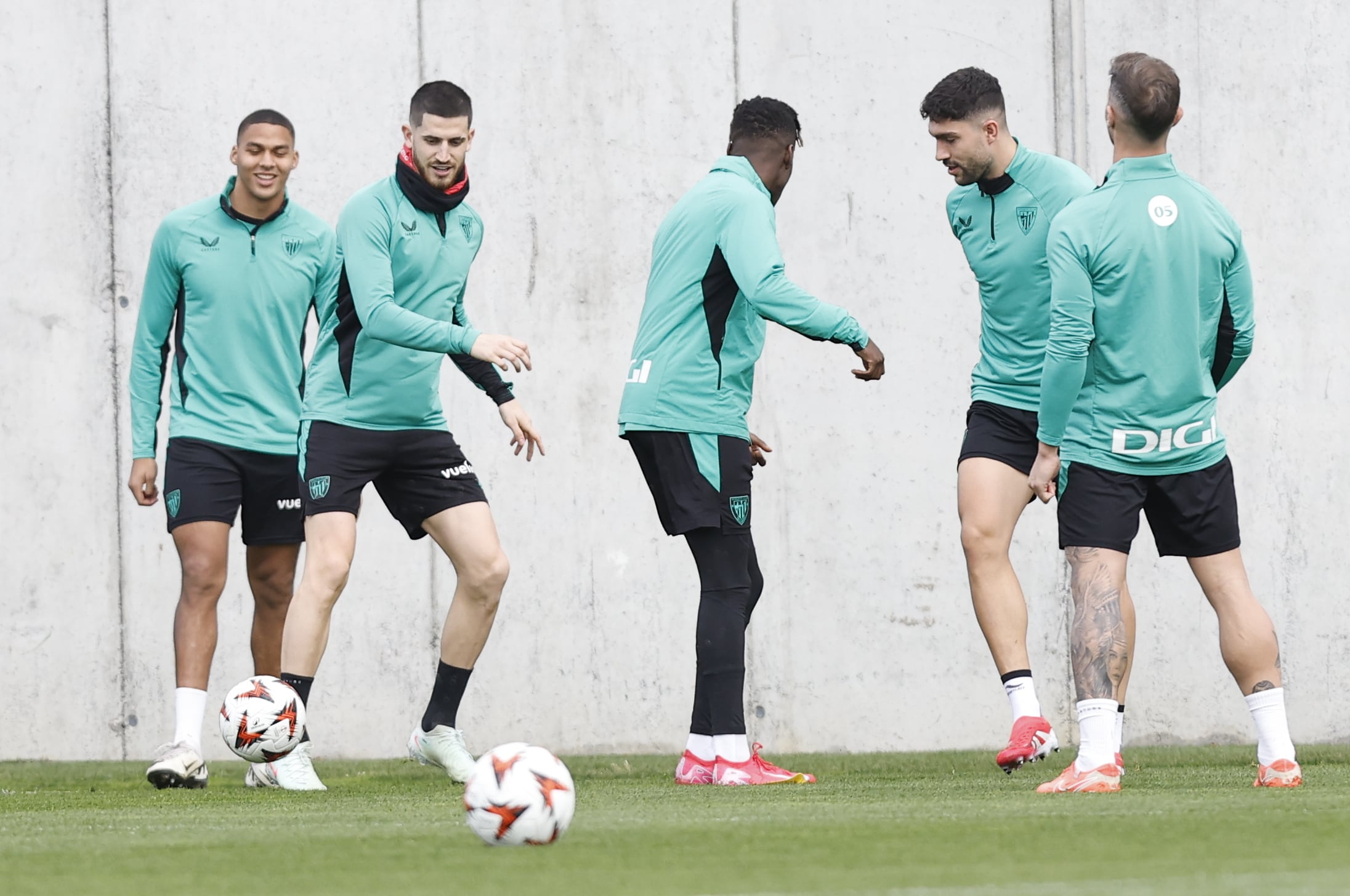 Oihan Sancet en la sesión de entrenamiento de este martes antes de viajar a Roma  para la ida de los octavos de final de la Europa League