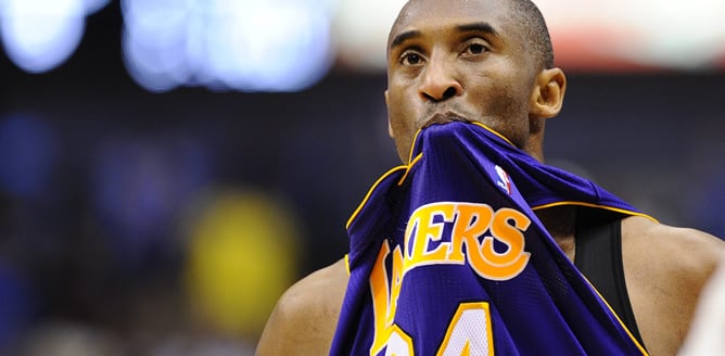 El jugador de los Lakers Kobe Bryant reacciona hoy, domingo 8 de mayo de 2011, durante las semifinales de la NBA ante los Mavericks en el American Airlines Center de Dallas