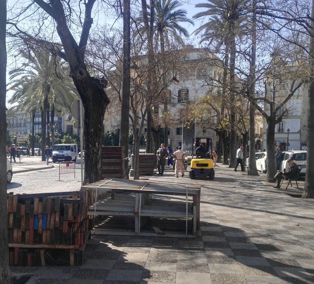 Inicio del montaje de los palcos en la Alameda Cristina