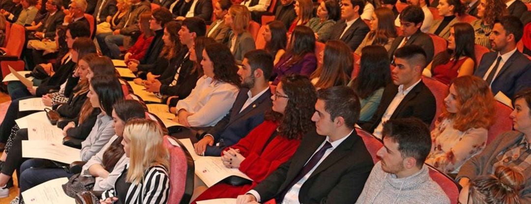 Alumnas y almunos premiados por la UDC