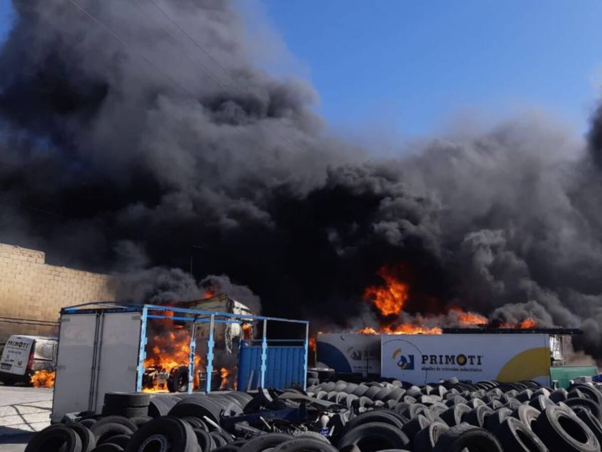 Herido un hombre en un virulento incendio en una nave industrial de la carretera de Ocaña de Alicante