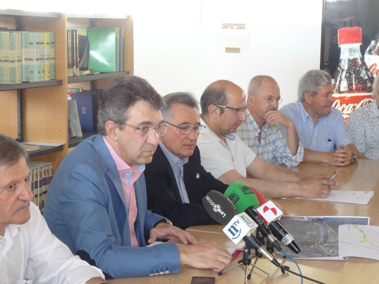 El presidente de la Diputación de León, Juan Martínez Majo, junto a los representantes de las Asociaciones del Camino de Santiago