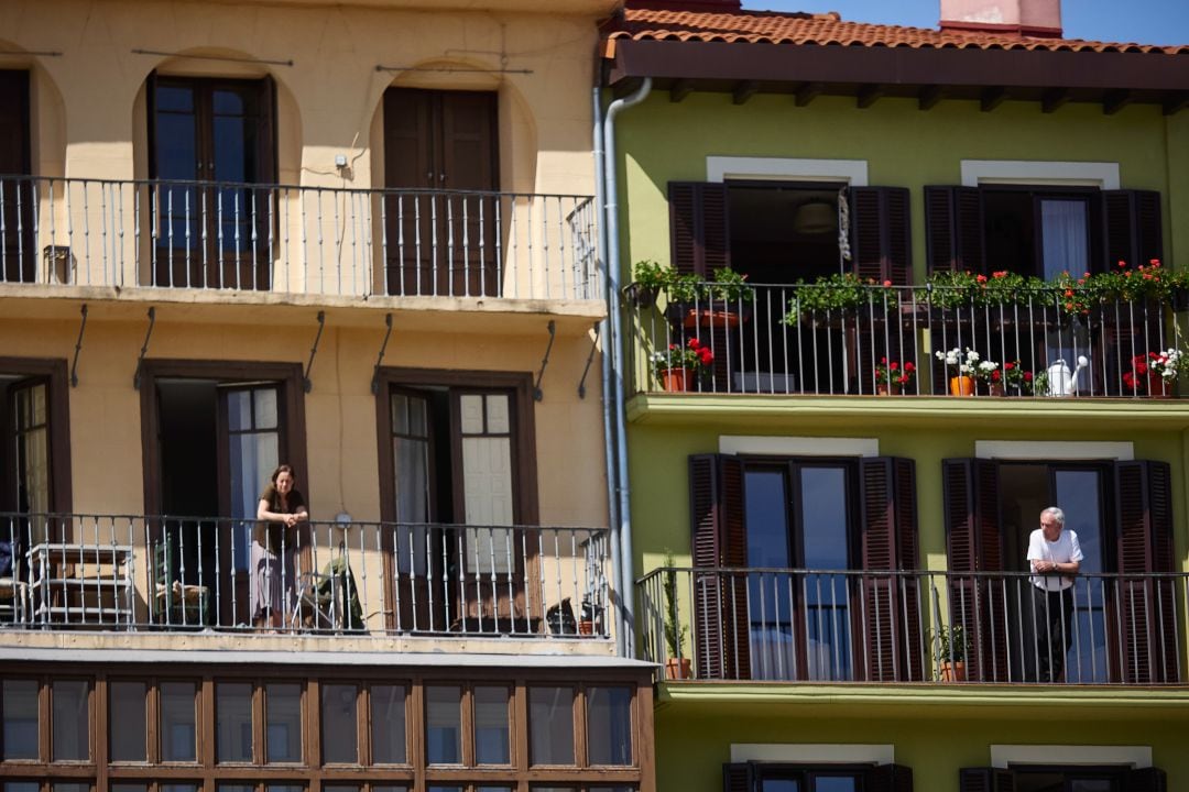 Dos personas en sus balcones durante el confinamiento en mayo de 2020