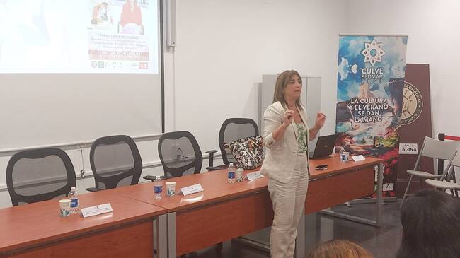 Momento de la conferencia de Marga Sánchez