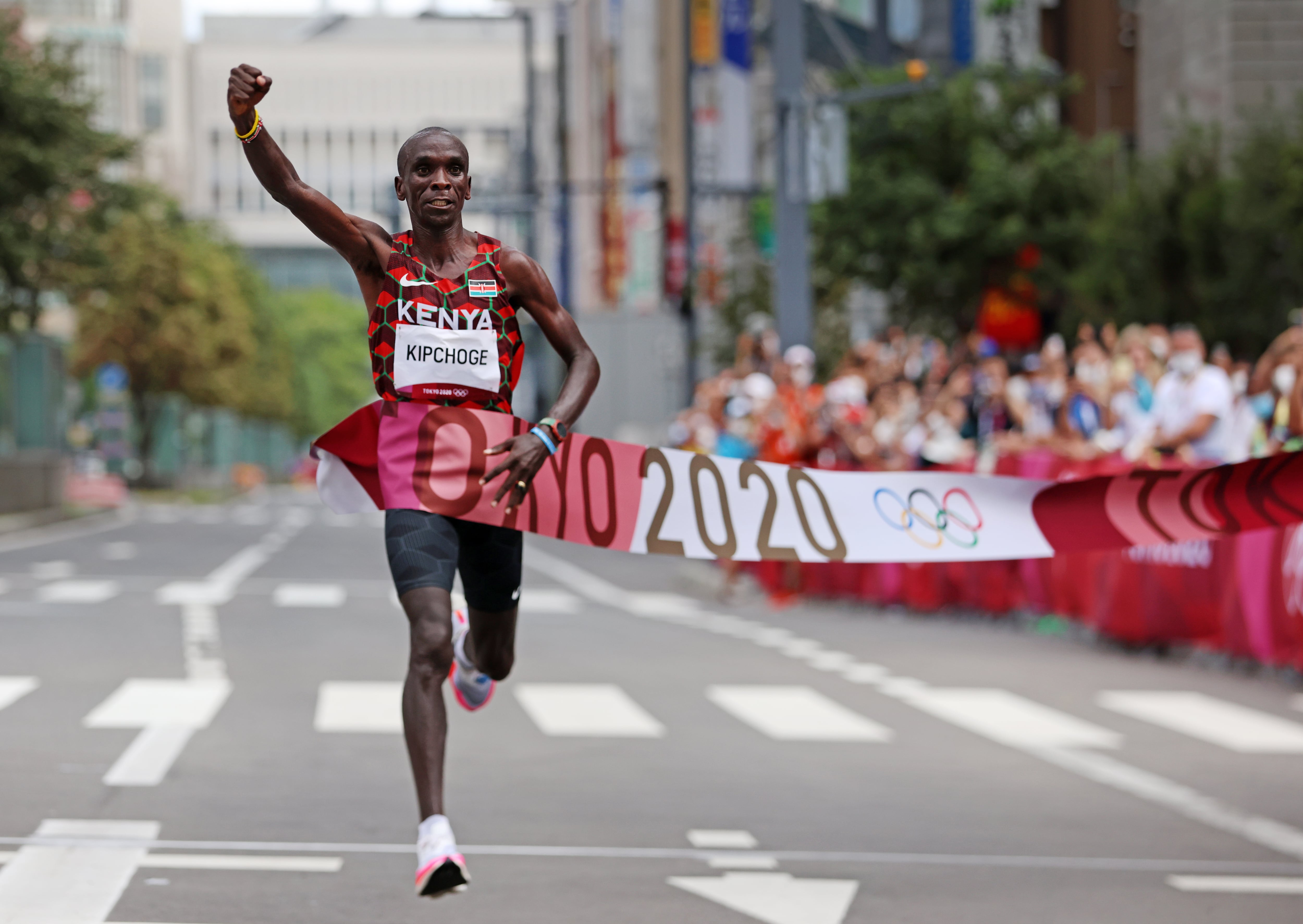 Eliud Kipchoge celebra la medalla de oro en la maratón de los JJOO de Tokio