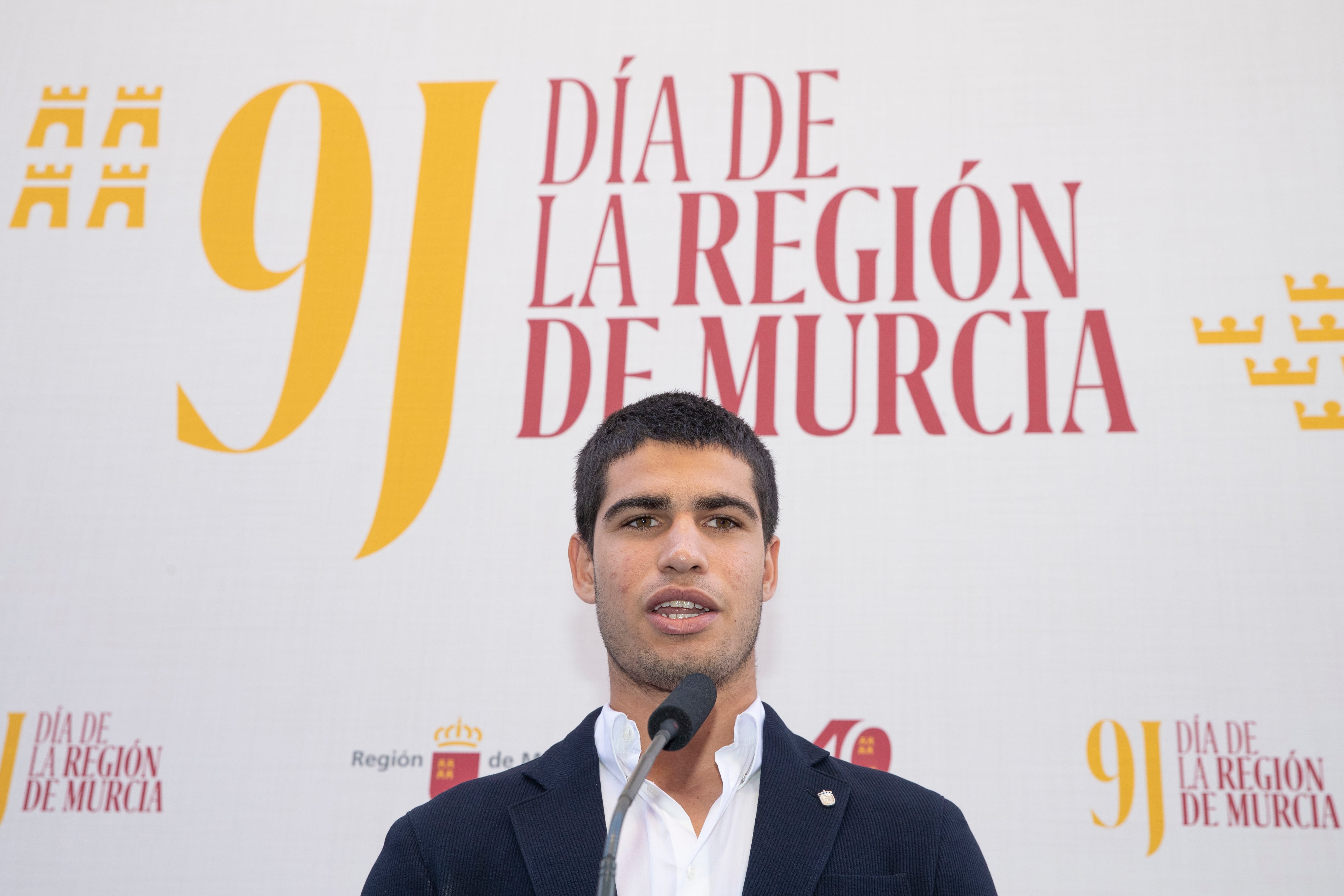 CARAVACA DE LA CRUZ (MURCIA), 09/06/2022.- El tenista Carlos Alcaraz durante su intervención este jueves momentos antes del inicio del acto institucional del día de la Región de Murcia en el que se le hará entrega de la medalla de oro de la Región de Murcia, en la iglesia de la Compañía de Jesús de Caravaca de la Cruz. EFE/Marcial Guilén
