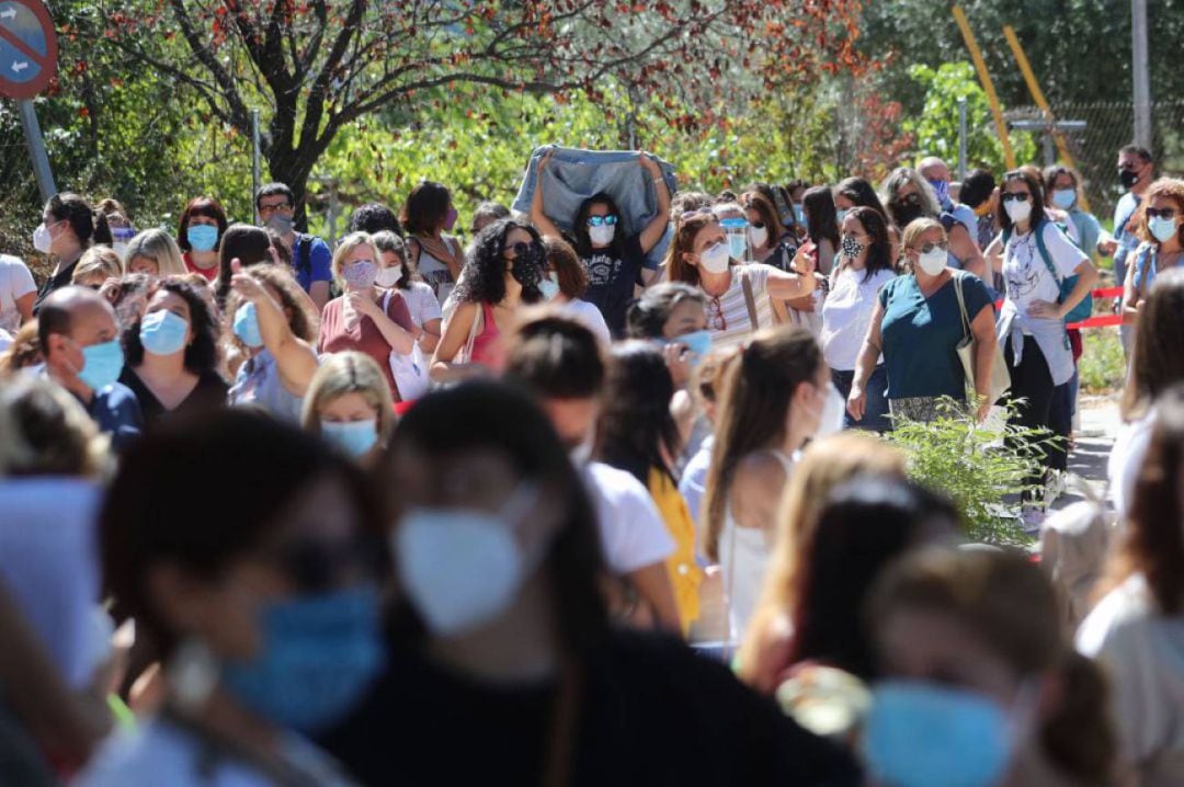 Cientos de profesores y personal que trabaja en los centros de educación esperan para realizarse el test de anticuerpos de la Covid-19 en el IES Virgen de la Paloma en Madrid