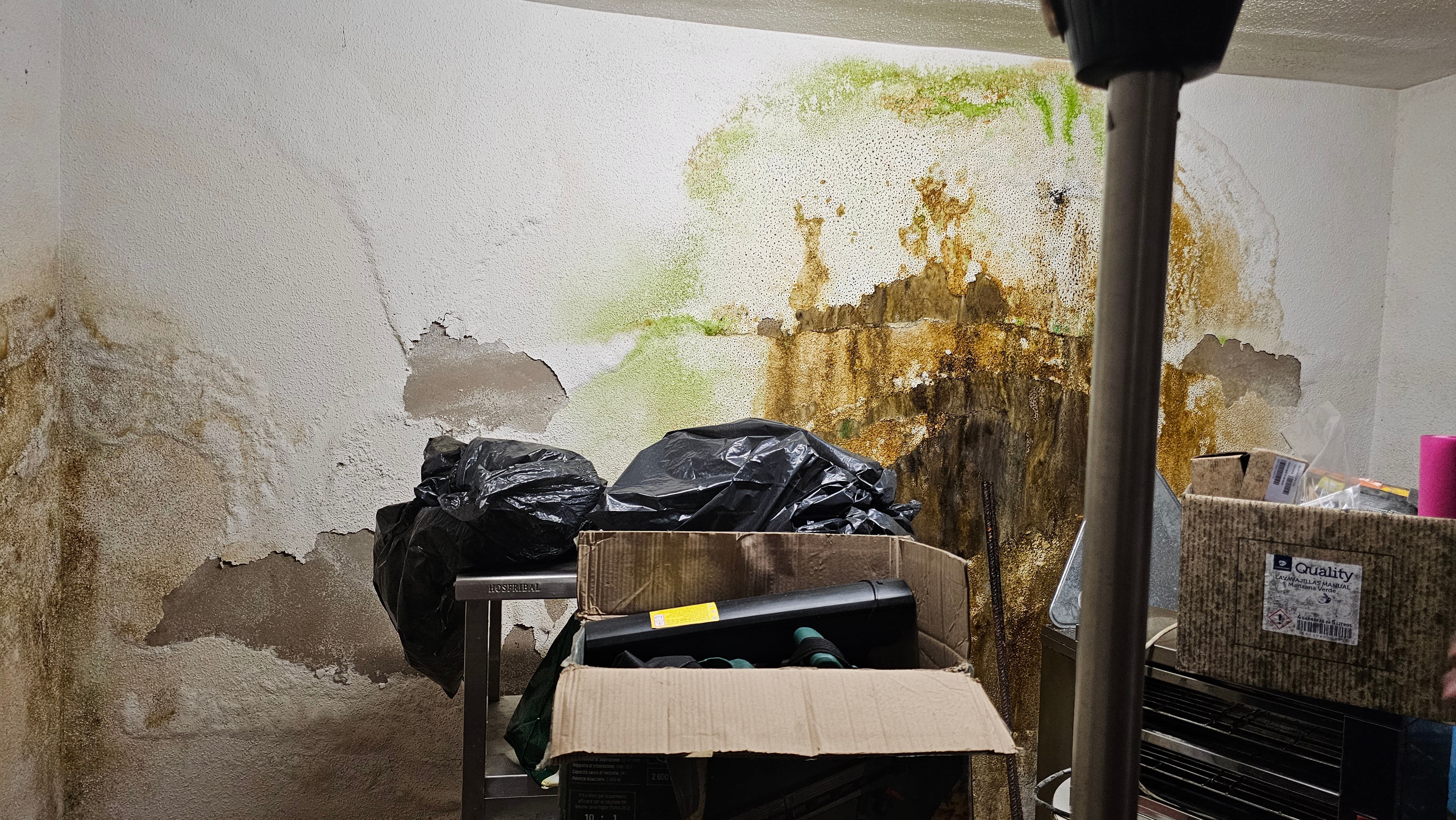 Situación de abandono en el que se encuentra el centro de mayores de El Esparragal.