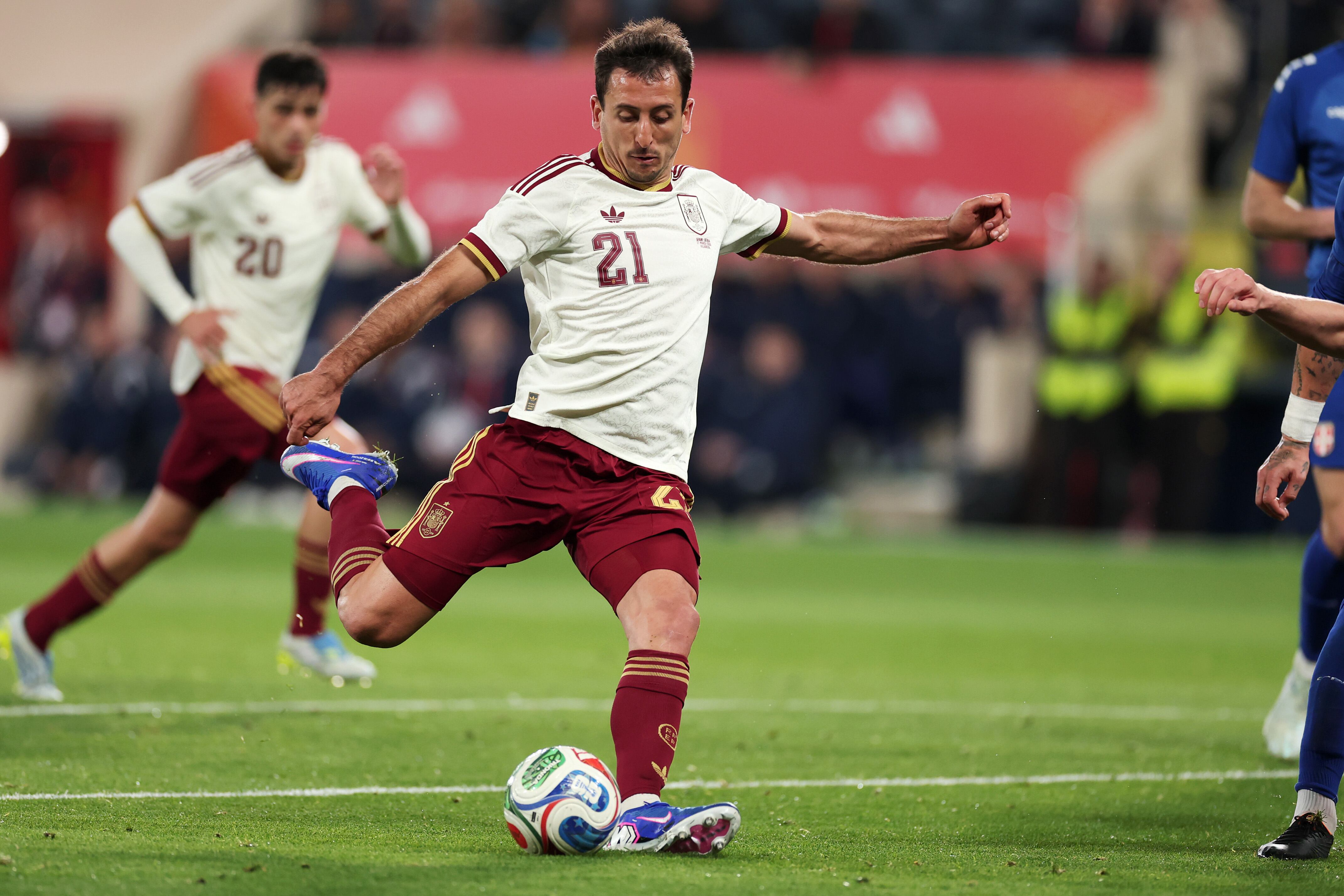 Oyarzabal dispara antes de marcar su segundo gol ante Serbia