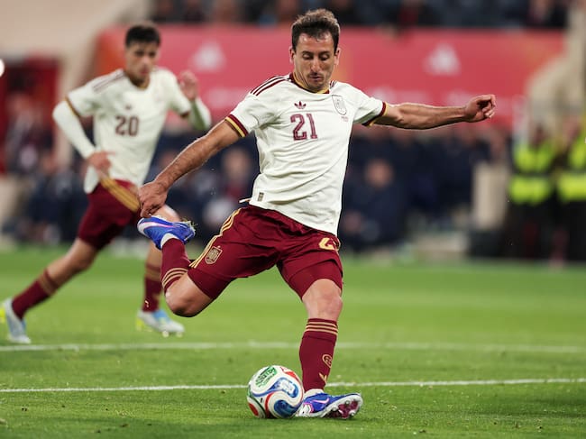 Oyarzabal dispara antes de marcar su segundo gol ante Serbia