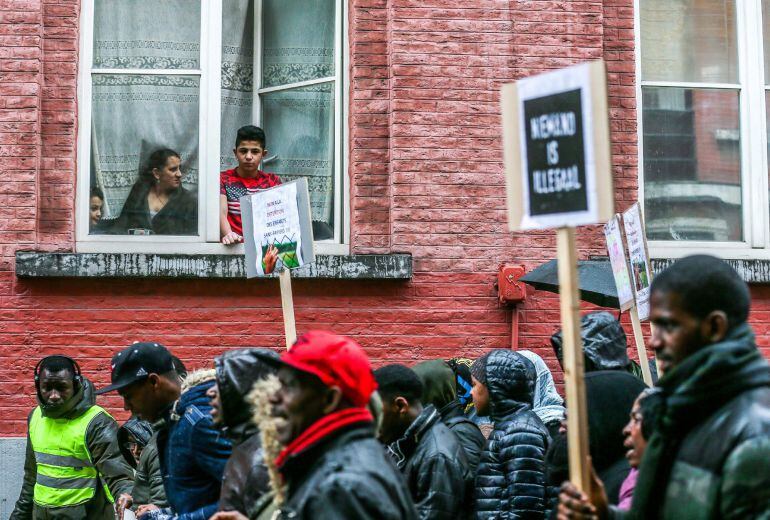 Inmigrantes no documentados se concentran para protestar en Bruselas, el 4 de enero de 2018. Los manifestantes claman en contra de la política de inmigración belga, a cargo del Secretario de Estado de Asilo e Inmigración de Bélgica, 