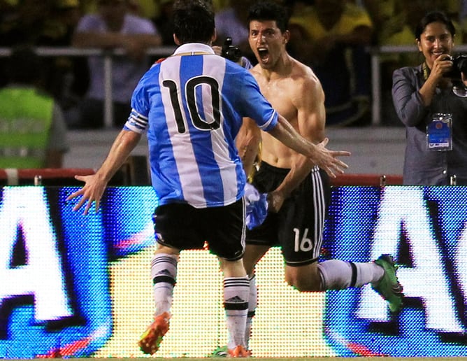 Los dos astros celebran el gol del Kun Agüero ante Colombia en el estadio Metropolitano de Barranquilla