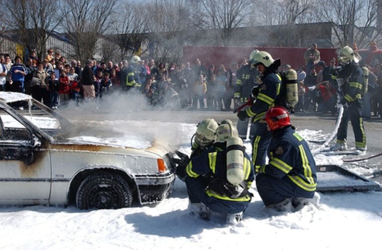 Bomberos durante una demostración pública