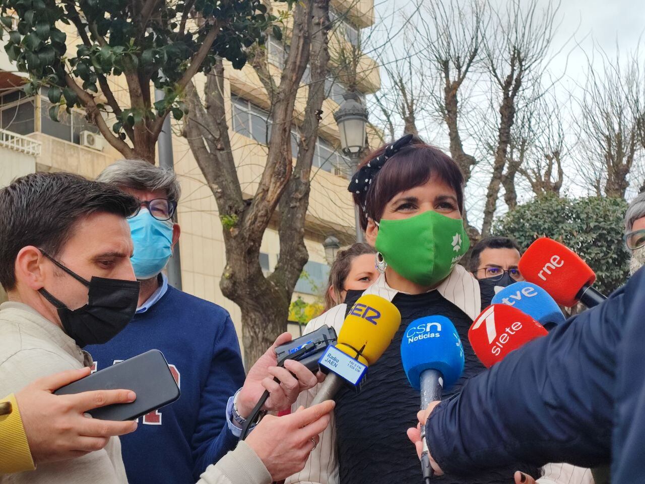 La líder de Adelante Andalucía (AA), Teresa Rodríguez, durante la atención a medios que ha realizado en Jaén.