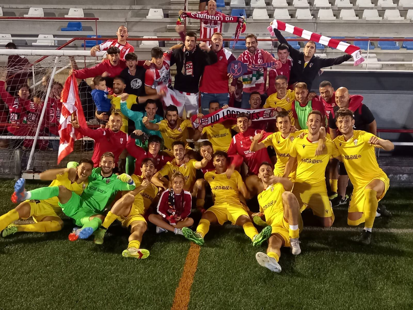 Plantilla y afición de la UD Logroñés celebran la clasificación para la Copa del Rey / UD Logroñés