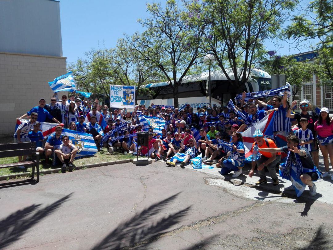 Los aficionados preparados para el encuentro de esta tarde