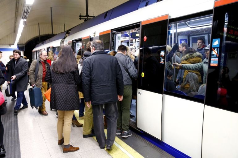 El botón de apertura de las puertas del metro, el autobús o el tren es uno de los laguares donde se concentran más los gérmenes, según la Universidad de Arizona. 