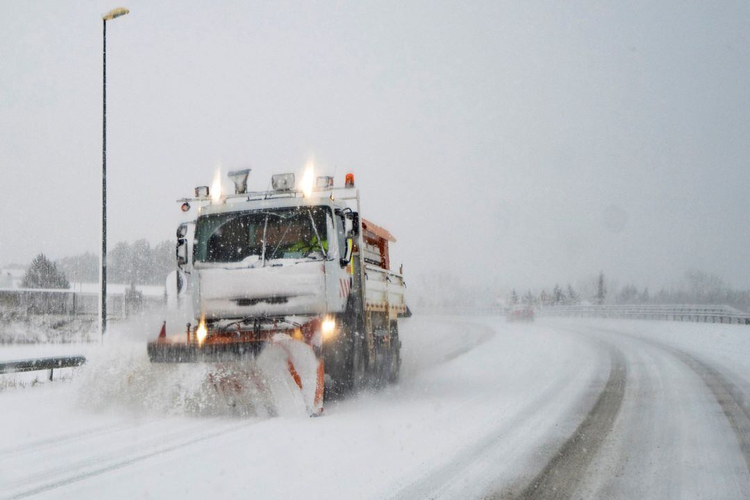 Una máquina quitanieves en la carretera N-234 a su paso por Teruel nevada por los efectos del temporal Gloria en Aragón