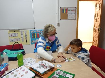 Otra de las sesiones, con otro de los niños y la terapeuta María Comino