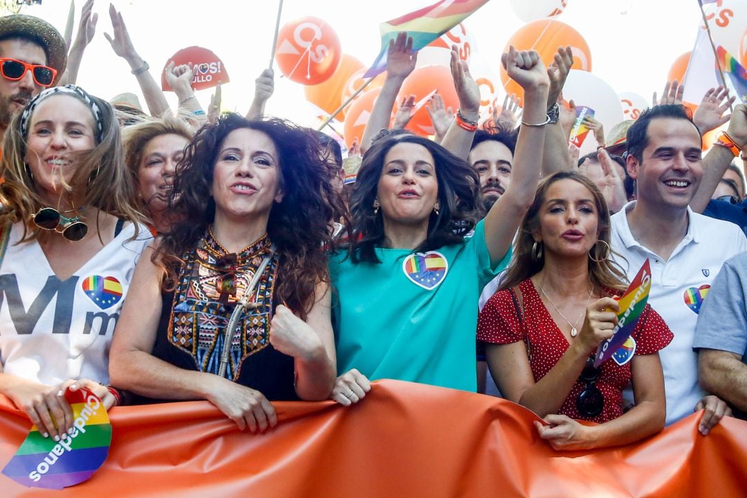 Ignacio Aguado, Inés Arrimadas y otros miembros de Ciudadanos en la manifestación del Orgullo LGTBI