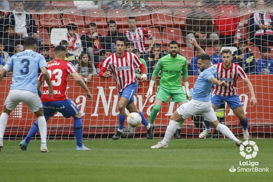 Los jugadores del Sporting defienden un ataque del Ibiza.