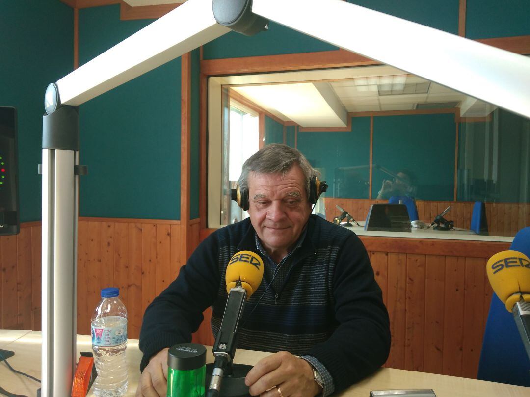 Chema Puente en los estudios de Hoy por Hoy Cantabria.