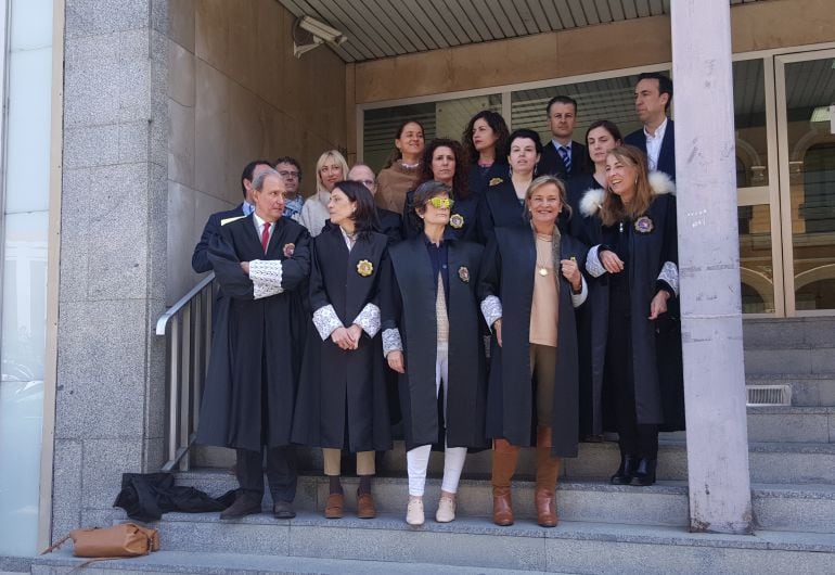 Jueces y fiscales de Palencia se concentran frente a la Audiencia Provincial