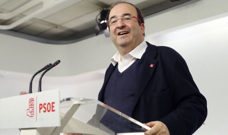 El primer secretario del PSC, Miquel Iceta, durante la rueda de prensa que ofreció tras la reunión que mantuvo hoy en Ferraz con el presidente de la gestora del PSOE, Javier Fernández