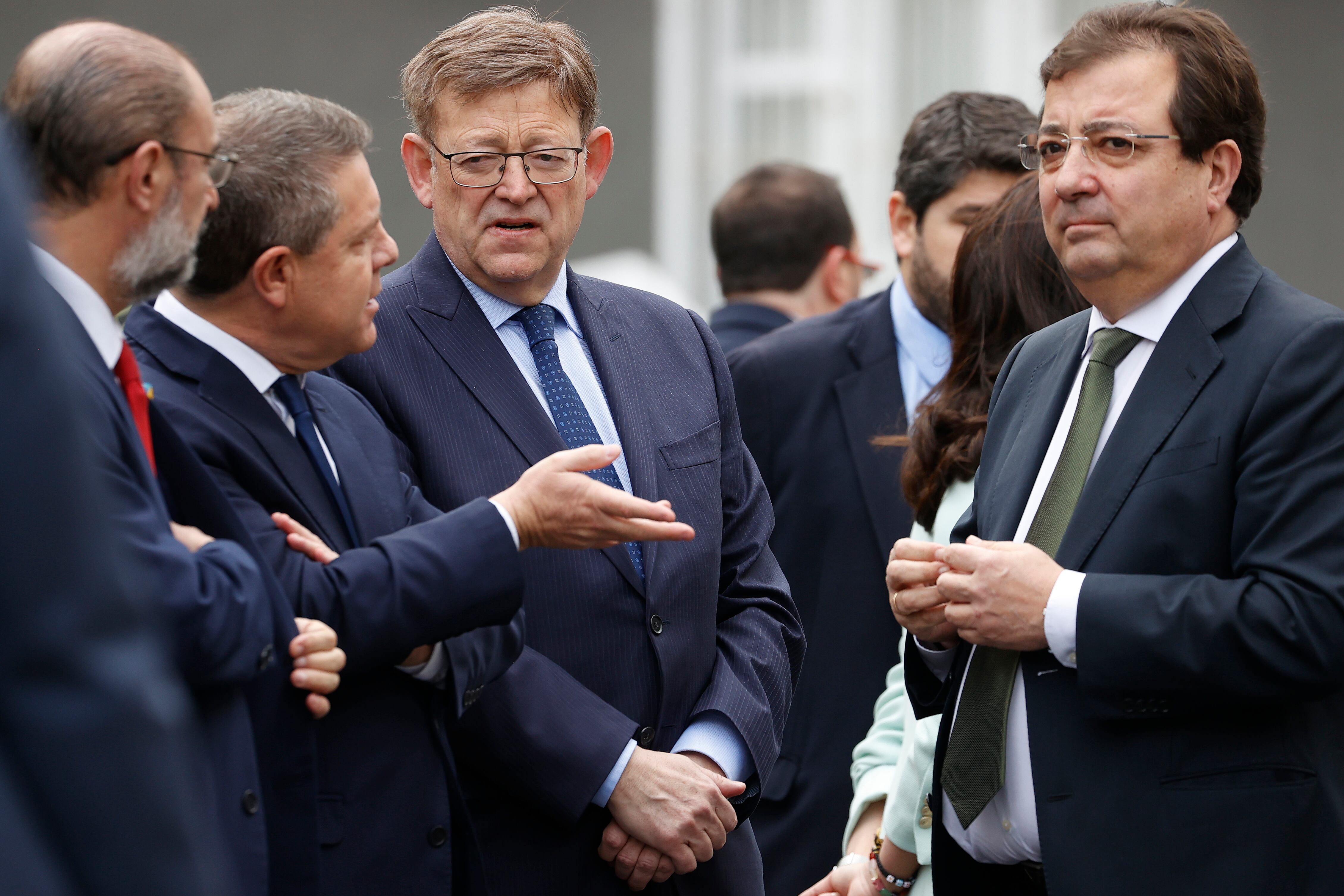 GRAF7610. LOS LLANOS DE ARIDANE (LA PALMA), 13/03/2022.- Los presidentes de Aragón, Javier Lambán (i), Castilla La Mancha, Emiliano García-Page (2i), Valencia, Ximo Puig (2d) y Extremadura, Guillermo Fernández Vara (d) conversan a su llegada a la XXVI Conferencia de Presidentes celebrada este domingo en el Museo Arqueológico Benahoarita en la localidad de Los Llanos de Aridane, al oeste de la isla de La Palma. EFE/ Juan Carlos Hidalgo