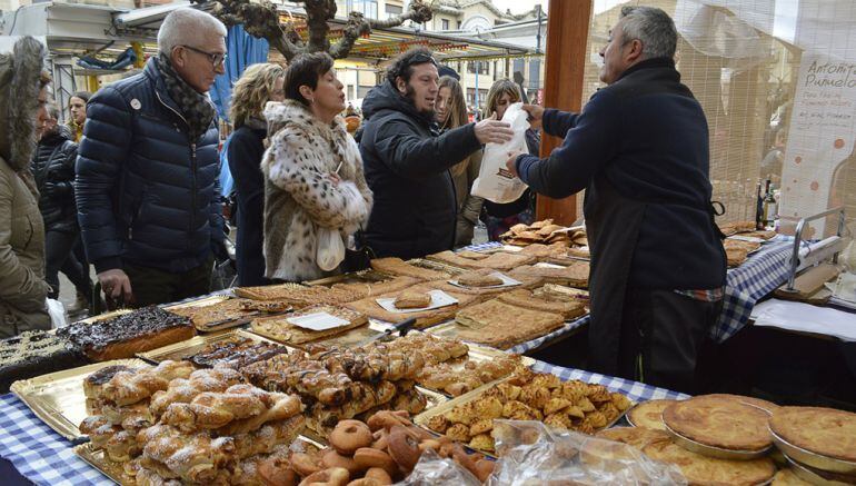 Ajetreada mañana de compras en los puestos de alimentos artesanos en Tafalla 