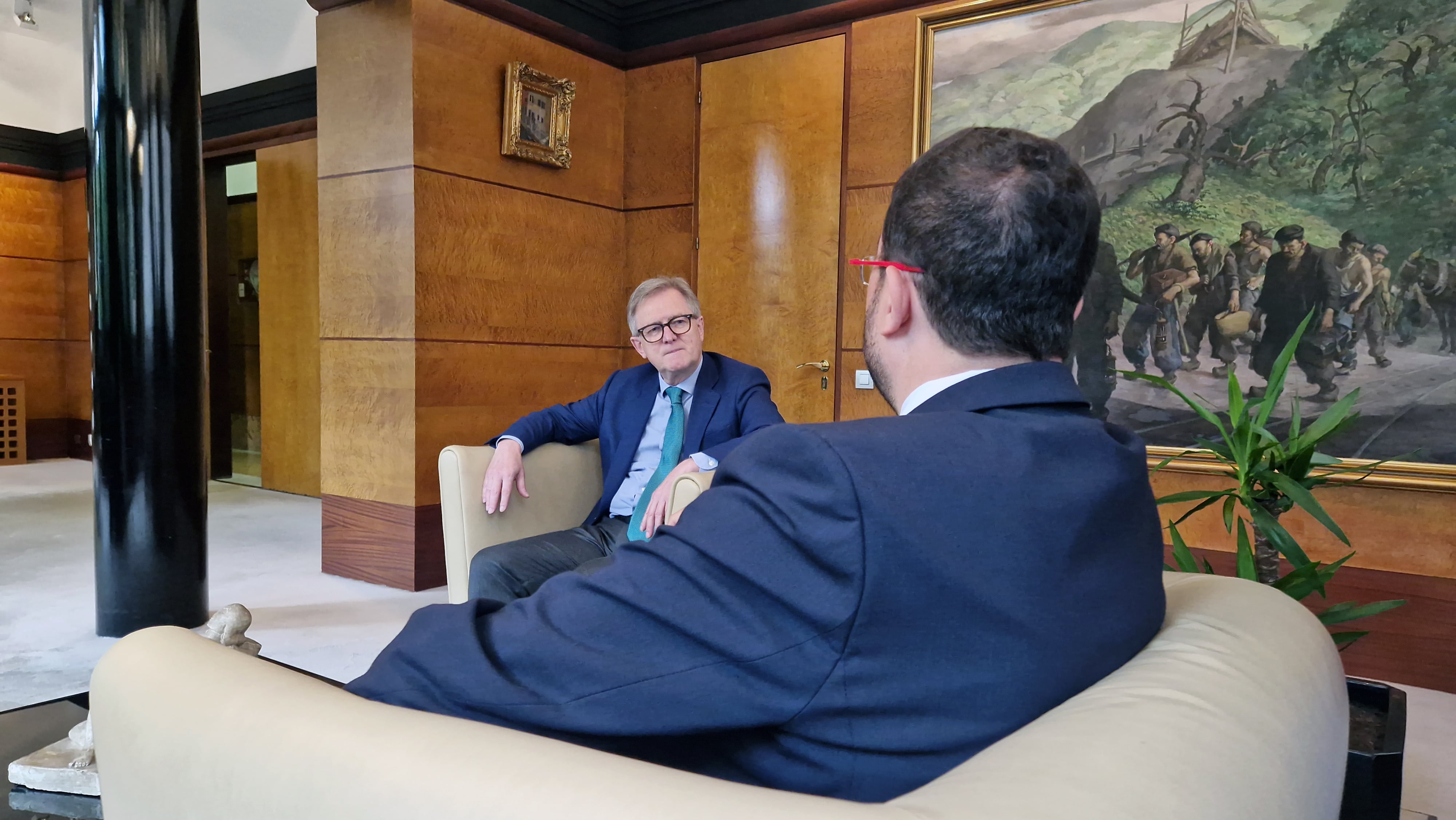 El presidente del Principado, Adrián Barbón, recibe al director de la Oficina Económica y Comercial de Asturias en Madrid, José Luis Huerta