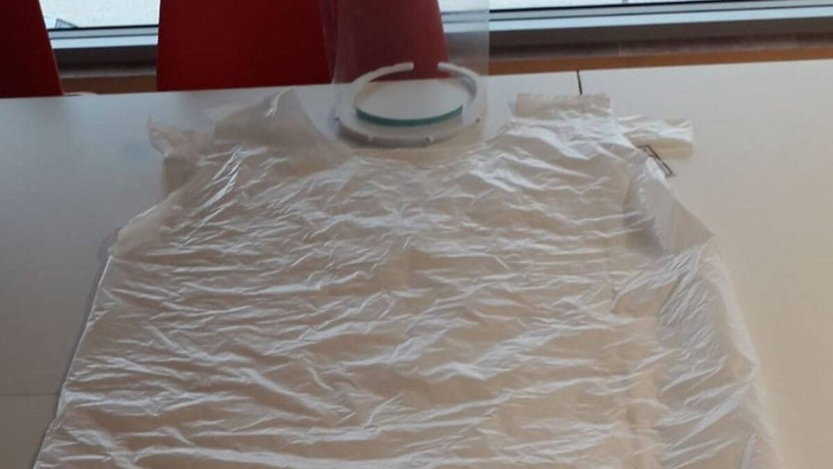 Los trabajadores de las ambulancias indignados por las batas no impermeables que les han facilitado