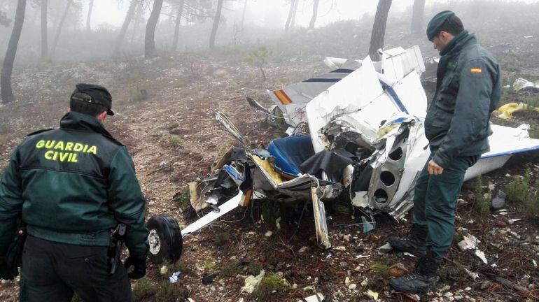 Fotografía facilitada por la Subdelegación del Gobierno en Jaén. Agentes de la Guardia Civil junto a los restos de la avioneta desaparecida ayer tras salir desde Valencia en dirección a Granada y que ha sido hallada a las 9.30 horas de hoy en un paraje mu