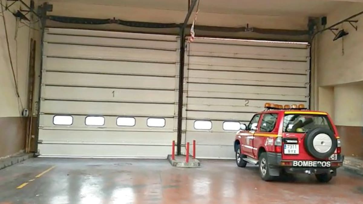 Bomberos de Martiricos ponen dinero para arreglar una de las puertas del parque